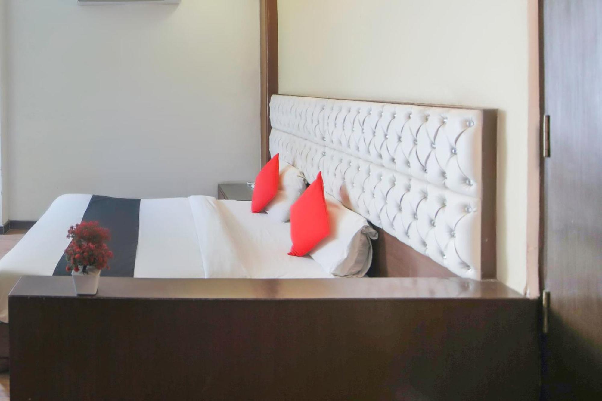 Hotel O Parktel Indirapuram Экстерьер фото